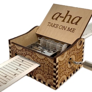 Prendi su di me - A-Ha - Hand Crank Wood Paper Strip Music Box con incisione personalizzata - Laser Cut and Incisa