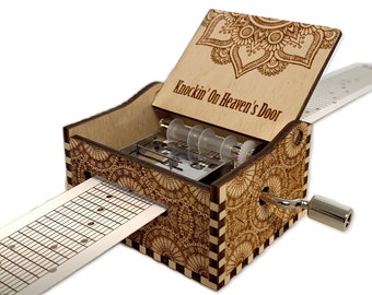 Knockin' On Heaven's Door - Bob Dylan - Hand Crank Wood Paper Strip Music Box con grabado personalizado - Corte láser y grabado