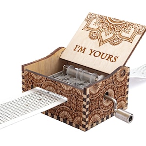 I'm Yours - Carillon con strisce di carta in legno a manovella con incisione personalizzata - Tagliato e inciso al laser