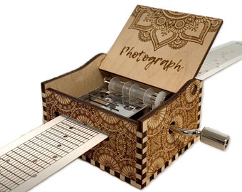 Foto - Ed Sheeran - Hand Kurbel Holz Papier Streifen Musik-Box mit personalisiertegravierten Gravur - Laser geschnitten und graviert