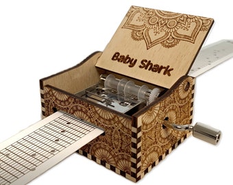 Baby Shark - Scatola musicale per strisce di carta in legno manovella con incisione personalizzata - Taglio laser e inciso