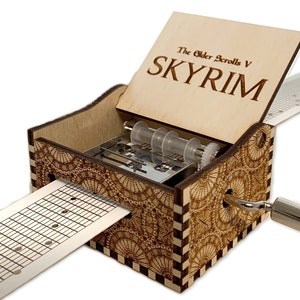 Skyrim - The Elderscrolls V - Scatola musicale per strisce di carta in legno manovella con incisione personalizzata - Taglio laser e inciso