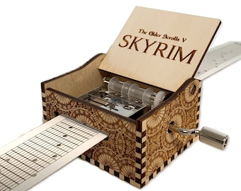 Skyrim - The Elderscrolls V - Scatola musicale per strisce di carta in legno manovella con incisione personalizzata - Taglio laser e inciso