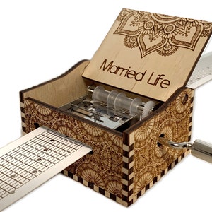 Vita coniugata - Up - Manovella In legno carta Striscia Di Musica Con Incisione Personalizzata - Taglio laser e Inciso
