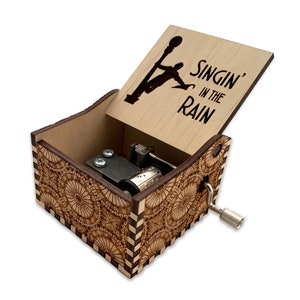 Singen im Regen - Hand Kurbel Holz Musik-Box mit personalisiertegravierten Gravur - Laser geschnitten und graviert