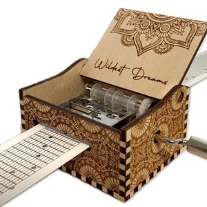 Wildest Dreams - Taylor Swift - Carillon con strisce di carta in legno a manovella con incisione personalizzata - Taglio laser e incisione