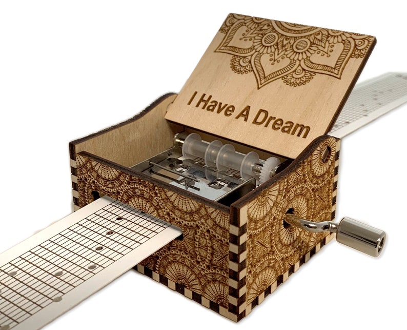 Ho un sogno Abba Hand Crank Wood Paper Strip Music Box con incisione personalizzata Taglio laser e inciso immagine 1