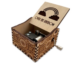 Over The Rainbow - Hand Crank Wood Music Box met gepersonaliseerde gravure - Laser Cut en gegraveerd