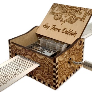 Hey There There Delilah - Blanco liso T's - Manive crank madera papel tira de la caja de música con grabado personalizado - corte láser y grabado