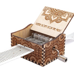 Please Don't Stop The Music - Carillon con strisce di carta e legno a manovella con incisione personalizzata - Tagliato e inciso al laser