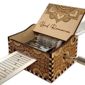 Bad Romance - Lady Gaga - Hand Crank Wood Paper Strip Music Box con incisione personalizzata - Taglio laser e inciso