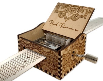 Bad Romance - Lady Gaga - Hand Crank Wood Paper Strip Music Box con incisione personalizzata - Taglio laser e inciso