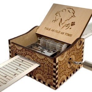 Racconto come vecchio come il tempo - La bella e la bestia - Hand Crank Wood Paper Strip Music Box con incisione personalizzata - Taglio laser e inciso