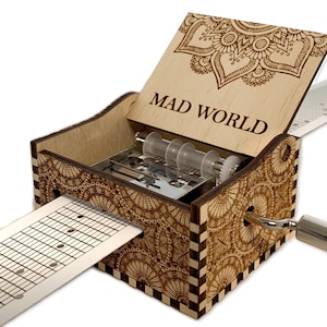 Mad World - Garry Jules - Scatola musicale a manovella in legno di carta con incisione personalizzata - Taglio laser e inciso