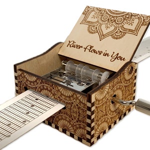 River Flows In You - Yiruma - Scatola musicale per strisce di carta in legno manovella con incisione personalizzata - Taglio laser e inciso