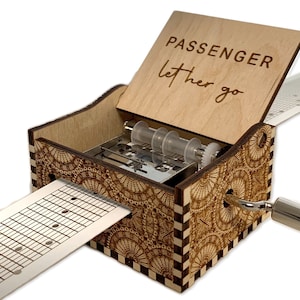Lasciala andare - Passeggero - Hand Crank Wood Paper Strip Music Box con incisione personalizzata - Laser Cut and Incisa