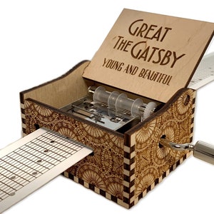 Young and Beautiful - Great The Gatsby - Scatola musicale per strisce di carta in legno manovella con incisione personalizzata - Taglio laser e inciso