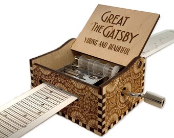 Jung und schön - große die Gatsby - Hand Kurbel Holz Papier Streifen Musik-Box mit personalisiertegravierten Gravur - Laser geschnitten und graviert