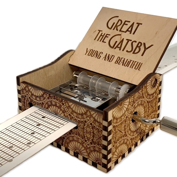 Joven y hermoso - Great The Gatsby - Hand Crank Wood Paper Strip Music Box con grabado personalizado - Corte láser y grabado