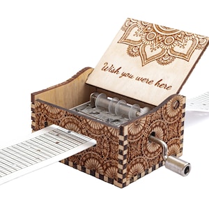 Wish You Were Here - Caja de música con tiras de papel y madera con manivela y grabado personalizado - Corte y grabado con láser