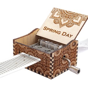 Spring Day - Carillon con strisce di carta in legno a manovella con incisione personalizzata - Tagliato e inciso al laser