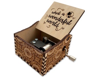 Qué mundo maravilloso - Louis Armstrong - Caja de música de madera de manivela con grabado personalizado - corte láser y grabado