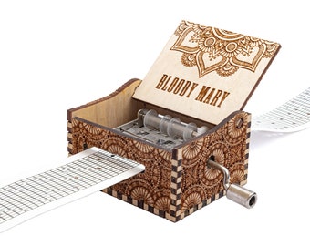 Bloody Mary - Handkurbel Holz Papierstreifen Spieluhr mit personalisierter Gravur - Laser geschnitten und graviert