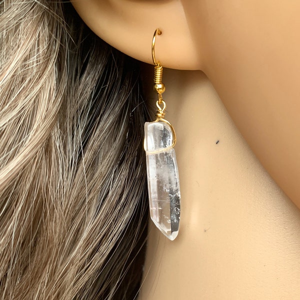 Boucles d'oreilles en quartz clair brut, boucles d'oreilles en cristal d'or, boucles d'oreilles en pierres précieuses, boucles d'oreilles Boho, cadeau pour elle, boucles d'oreilles de guérison, boucles d'oreilles scintillantes