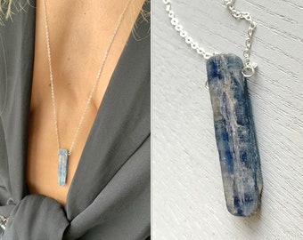 Collier en cyanite bleue brute, bijoux en cyanite naturelle, collier en cristal bleu argent, collier en cristal brut, collier en pierre brute, cadeau pour maman