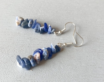 Pendientes de piedra azul cruda, pendientes de sodalita dorada y plateada, pendientes colgantes llamativos de cristal azul, pendientes bohemios, regalos para mamá.