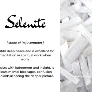 Puede incluir: Primer plano de un mont&oacute;n de varillas de selenita blanca. La selenita es un cristal conocido por sus propiedades calmantes y se utiliza a menudo en la meditaci&oacute;n y las pr&aacute;cticas espirituales. El texto "Selenita [piedra de rejuvenecimiento]" es visible en la parte superior de la imagen.