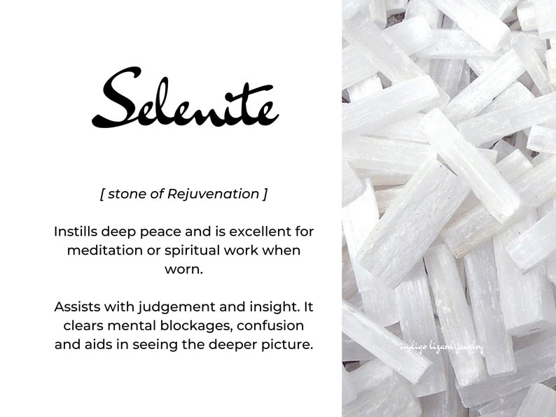 Puede incluir: Primer plano de un mont&oacute;n de varillas de selenita blanca. La selenita es un cristal conocido por sus propiedades calmantes y se utiliza a menudo en la meditaci&oacute;n y las pr&aacute;cticas espirituales. El texto "Selenita [piedra de rejuvenecimiento]" es visible en la parte superior de la imagen.