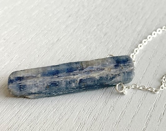 Collier en cyanite bleu brut, bijoux en cyanite véritable, collier en cristal bleu pour elle, cadeau pour lui, collier en cristal brut, collier en pierre non taillée