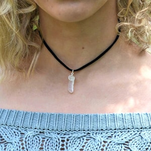 Gargantilha de quartzo transparente feita à mão, colar de quartzo bruto, couro sintético, cordão preto, colar de cristal curativo, gargantilha de pedras preciosas, colar de pedra verdadeira masculino