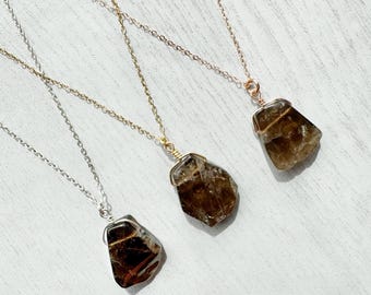 Collar con colgante de cuarzo ahumado en bruto: plata de ley u oro