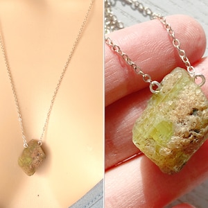 Roher Grüner Turmalin Halskette Gold oder Sterling Silber, Grüner Turmalin Anhänger, Grüner Edelstein Halskette Grüner Stein Schmuck, GENAUER STEIN