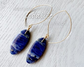 Pendientes de piedra preciosa azul auténtica, joyería de cristal de sodalita, joyería para el chakra de la garganta, pendientes colgantes de cristal azul con ganchos chapados en oro de 14 k, par exacto