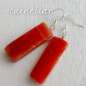 RAW CARNELAIN OHRRINGE Gold oder Silber, rote Kristallohrringe, rote Edelstein-Ohrringe, Juli Birthstone Ohrringe, Geburtstagsgeschenke