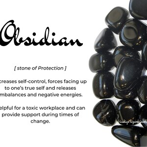 Peut inclure: Une collection de pierres d'obsidienne noire polies et lisses. Le texte indique : Obsidian, [ stone of Protection ], Increases self-control, forces facing up to one&rsquo;s true self and releases imbalances and negative energies. Helpful for a toxic workplace and can provide support during times of change. indigo lizard jewelry.
