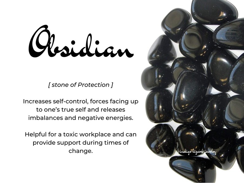 Peut inclure: Une collection de pierres d'obsidienne noire polies et lisses. Le texte indique : Obsidian, [ stone of Protection ], Increases self-control, forces facing up to one&rsquo;s true self and releases imbalances and negative energies. Helpful for a toxic workplace and can provide support during times of change. indigo lizard jewelry.