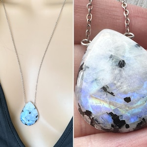 Collier avec pendentif pierre de lune, Collier pierre de lune, Pierre de lune arc-en-ciel, Bijoux en pierre de lune, Collier en argent, Colliers pour femme, Collier en cristal