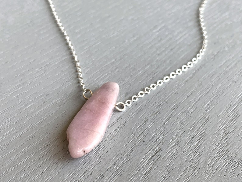 Kunzite pendant Raw Kunzite Necklace Gemstone Necklace Healing Crystals Long Kunzite Necklace Silver Postnatal Gift Kunzite Jewelry
