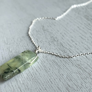 COLLAR DE PREHNITA BRUTA - Collar de cristal de prehnita en plata de ley - Colgante de prehnita - Collar para parejas - Collar de cristal curativo unisex