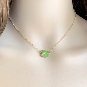 Naszyjnik RAW Peridot, mały zielony naszyjnik z kamieniem szlachetnym, naszyjnik z zielonym kryształem ze srebra próby 925 lub złota, naszyjnik z kamieniem szlachetnym z okazji urodzin sierpnia, prezent dla niej
