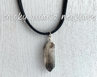 Colar de quartzo esfumaçado, cristal de quartzo esfumaçado, pingente de ponta de cristal de quartzo, pingente de ponta de quartzo esfumaçado, colar enrolado em fio de gema com cordão preto