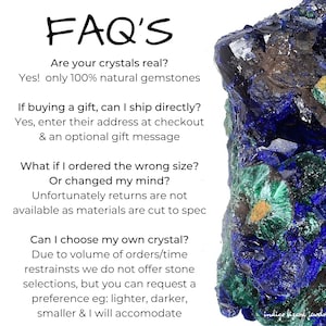 Peut inclure: Un sp&eacute;cimen min&eacute;ral brut d'azurite et de malachite avec des structures cristallines bleu profond et vert vif. Le texte FAQ'S est affich&eacute; avec des informations sur les pierres naturelles, l'exp&eacute;dition, les retours et les pr&eacute;f&eacute;rences de s&eacute;lection.