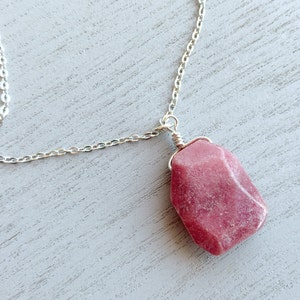 Ruwe rhodonietketting, kristallen hanger ketting, emotionele helende stenen ketting, rhodoniet sieraden, roze stenen ketting, stoffig roze, boho