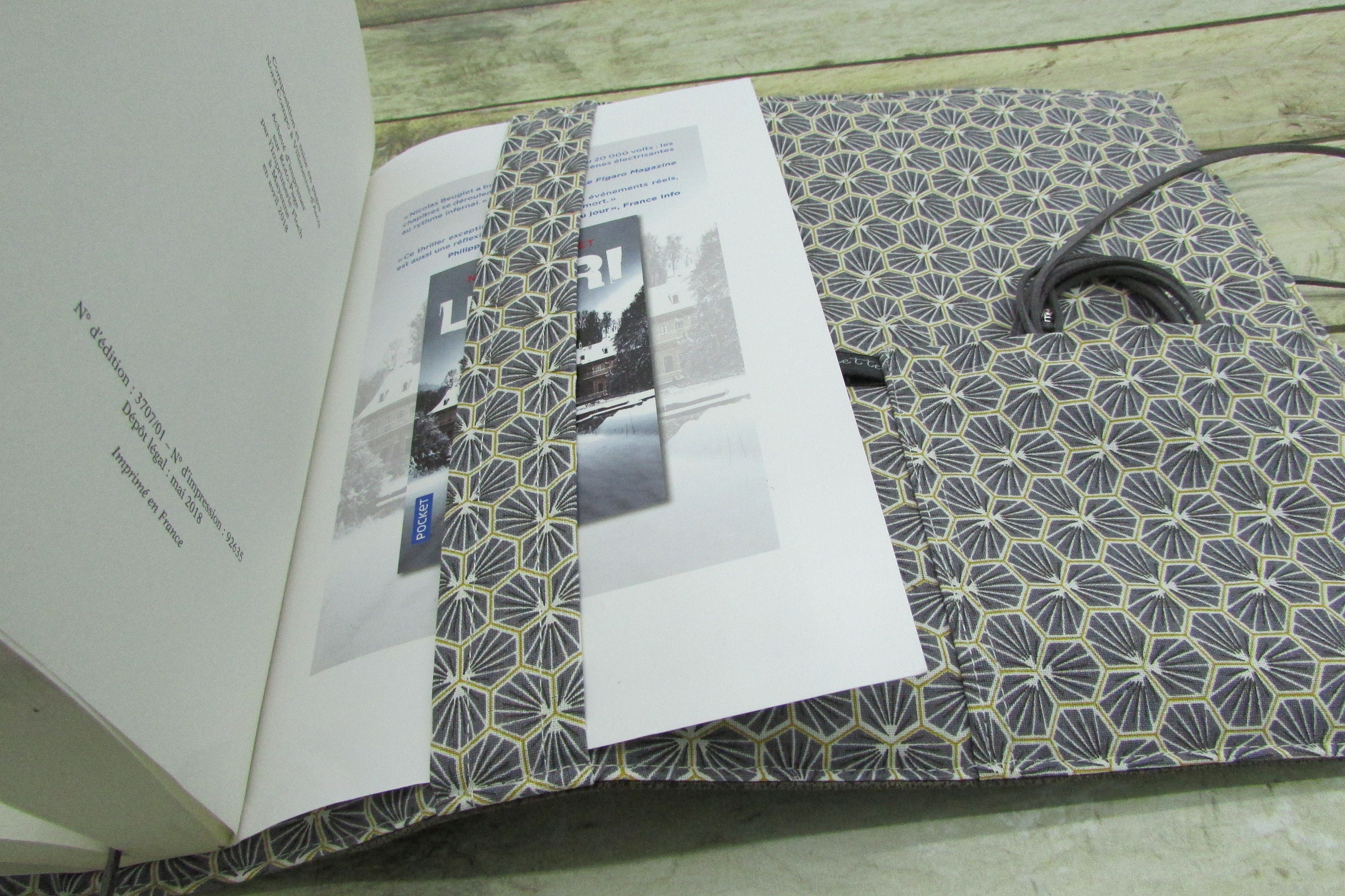 Funda protectora de libro floral negra para libros de bolsillo, tela  lavable, fundas de libro con cremallera, tamaño mediano de 11 x 8.7  pulgadas