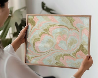 Lámina decorativa imprimible con efecto mármol en tonos melocotón y salvia, decoración abstracta con remolinos suaves, lámina vintage femenina para el hogar.