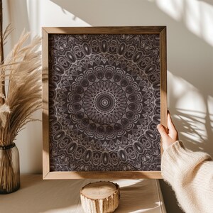 Stampa mandala marrone, decorazione scura e neutra dall'atmosfera suggestiva, poster sofisticato per il soggiorno.